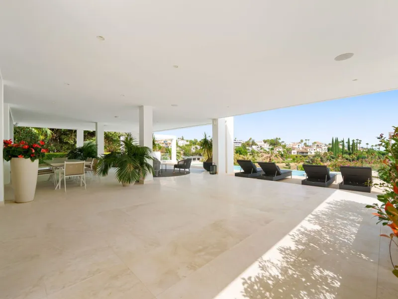 A striking contemporary villa in the heart of Nueva Andalucía, enjoying a privileged frontline golf position. With clean architectural lines, expansive terraces, and floor-to-ceiling windows, this home is designed to maximize natural light and uninterrupt