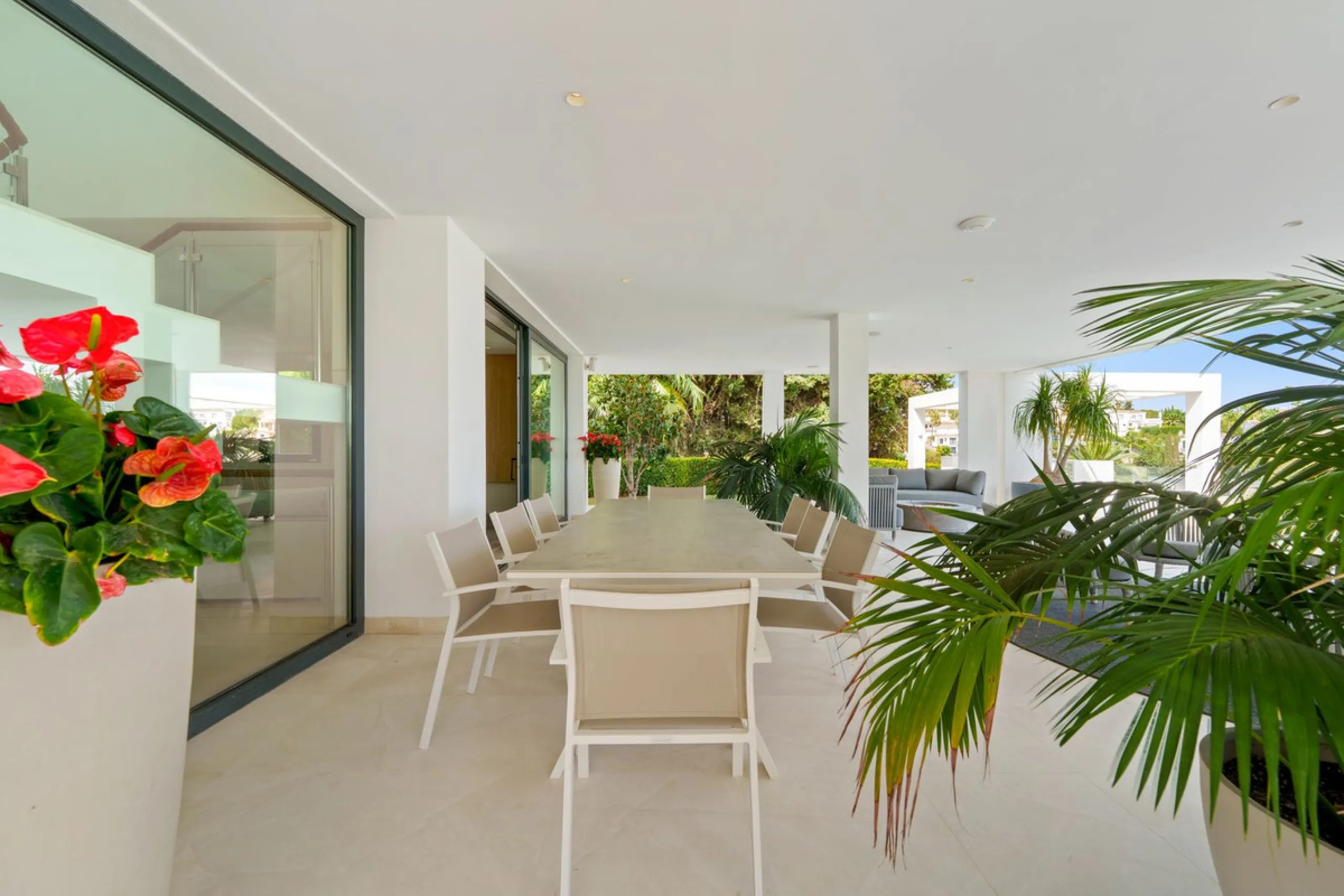 A striking contemporary villa in the heart of Nueva Andalucía, enjoying a privileged frontline golf position. With clean architectural lines, expansive terraces, and floor-to-ceiling windows, this home is designed to maximize natural light and uninterrupt