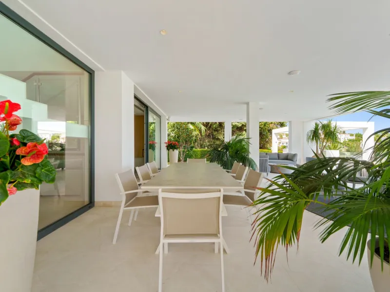 A striking contemporary villa in the heart of Nueva Andalucía, enjoying a privileged frontline golf position. With clean architectural lines, expansive terraces, and floor-to-ceiling windows, this home is designed to maximize natural light and uninterrupt
