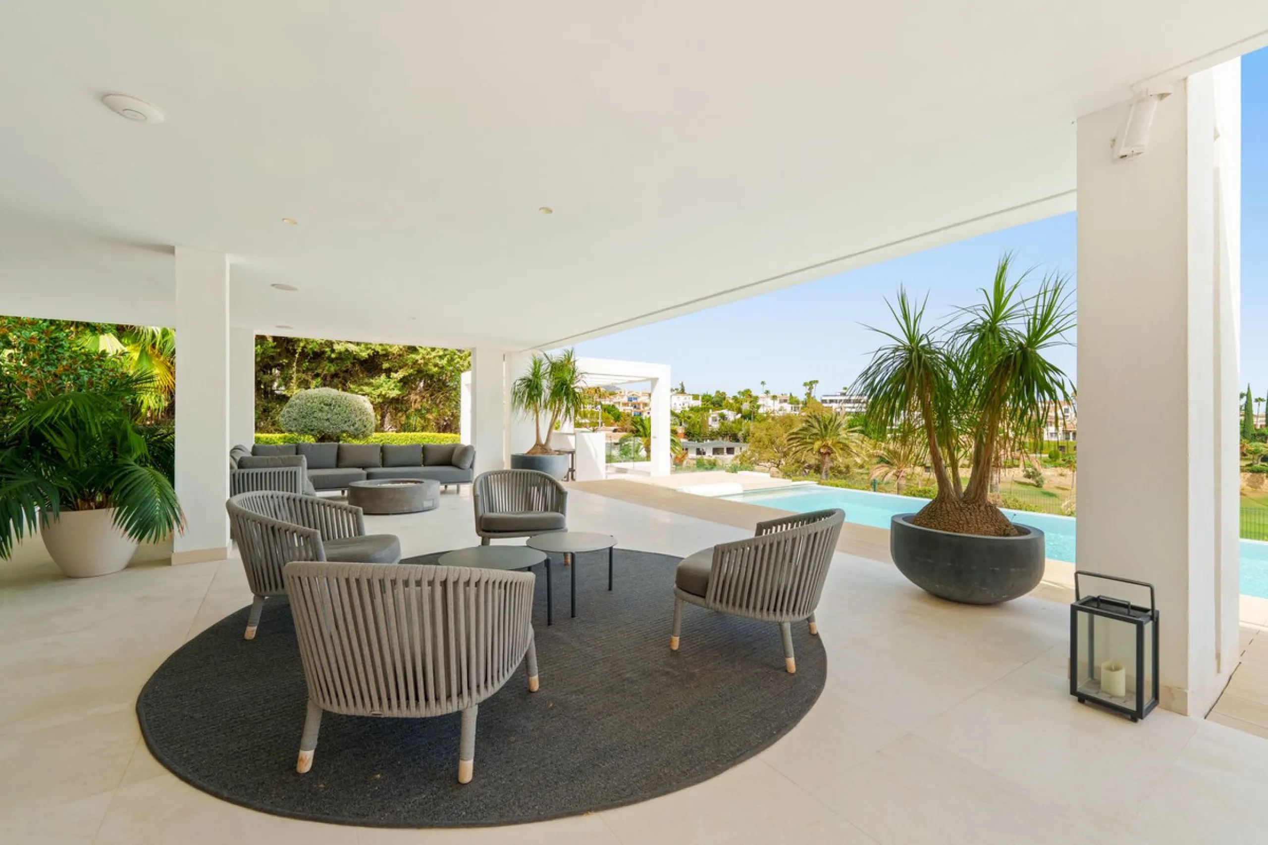 A striking contemporary villa in the heart of Nueva Andalucía, enjoying a privileged frontline golf position. With clean architectural lines, expansive terraces, and floor-to-ceiling windows, this home is designed to maximize natural light and uninterrupt