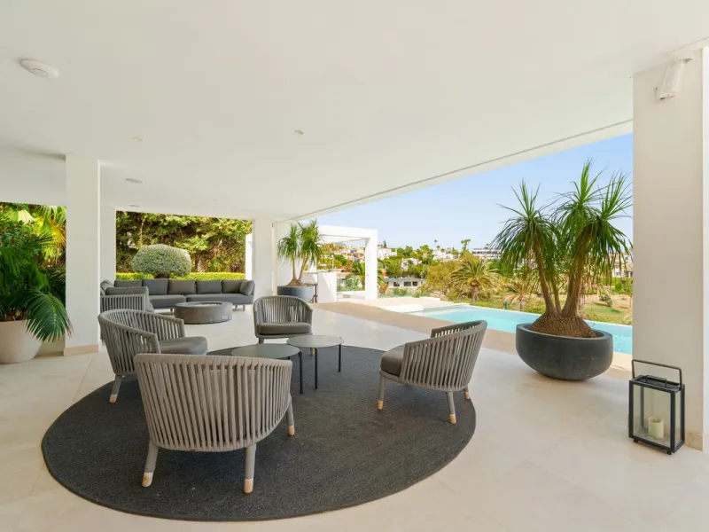 A striking contemporary villa in the heart of Nueva Andalucía, enjoying a privileged frontline golf position. With clean architectural lines, expansive terraces, and floor-to-ceiling windows, this home is designed to maximize natural light and uninterrupt