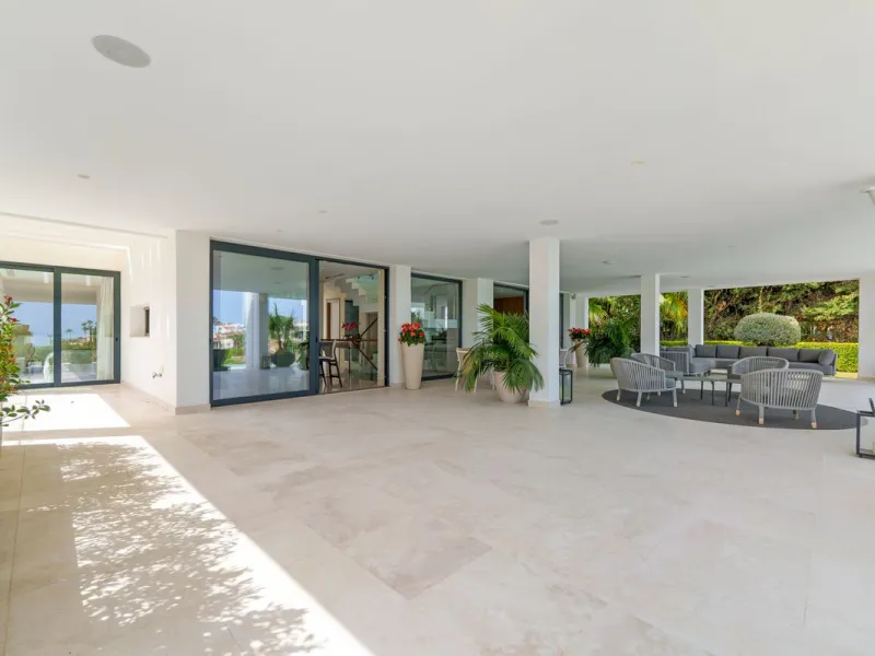 A striking contemporary villa in the heart of Nueva Andalucía, enjoying a privileged frontline golf position. With clean architectural lines, expansive terraces, and floor-to-ceiling windows, this home is designed to maximize natural light and uninterrupt