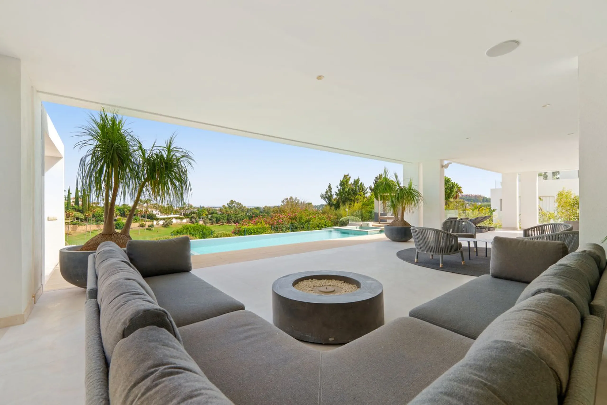 A striking contemporary villa in the heart of Nueva Andalucía, enjoying a privileged frontline golf position. With clean architectural lines, expansive terraces, and floor-to-ceiling windows, this home is designed to maximize natural light and uninterrupt