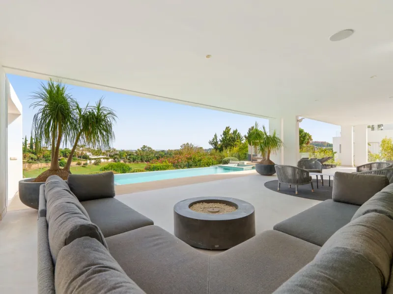 A striking contemporary villa in the heart of Nueva Andalucía, enjoying a privileged frontline golf position. With clean architectural lines, expansive terraces, and floor-to-ceiling windows, this home is designed to maximize natural light and uninterrupt