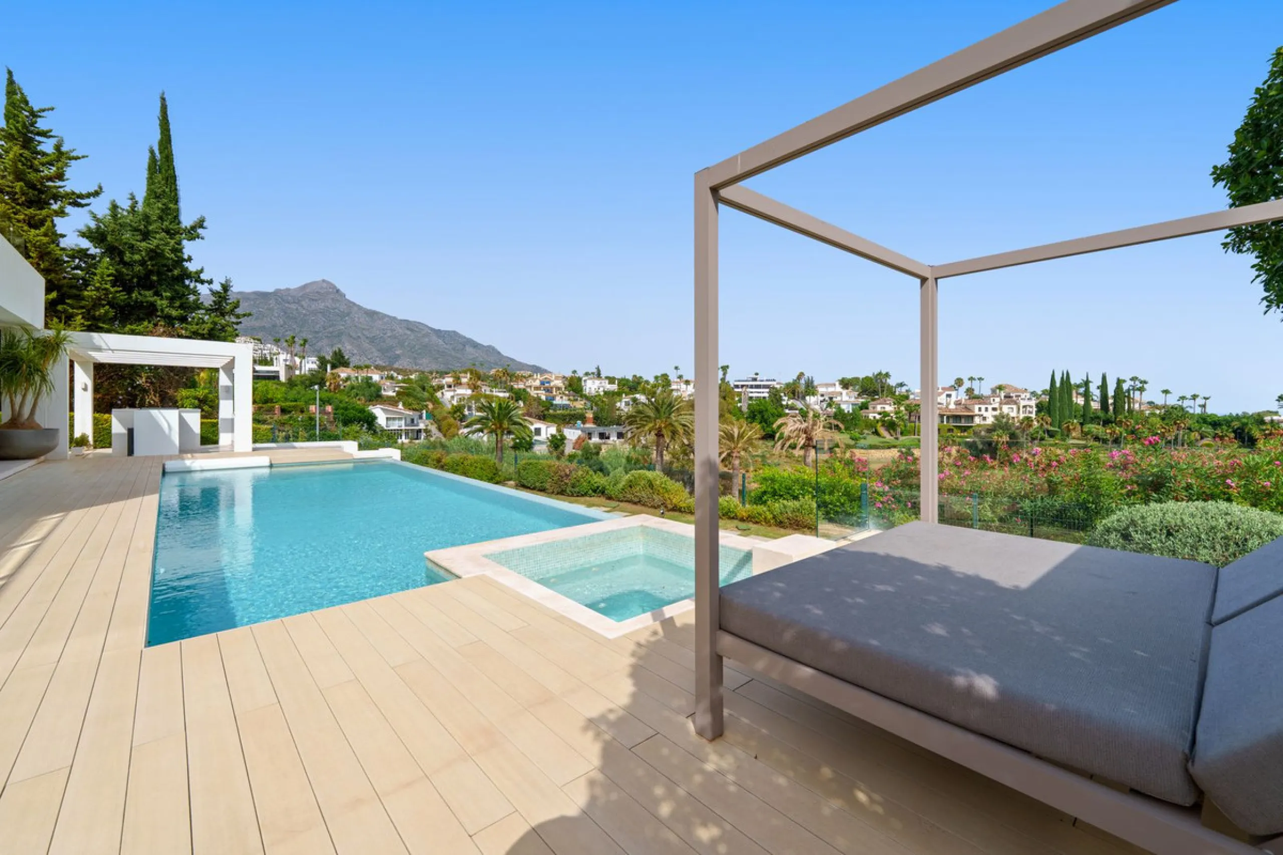 A striking contemporary villa in the heart of Nueva Andalucía, enjoying a privileged frontline golf position. With clean architectural lines, expansive terraces, and floor-to-ceiling windows, this home is designed to maximize natural light and uninterrupt