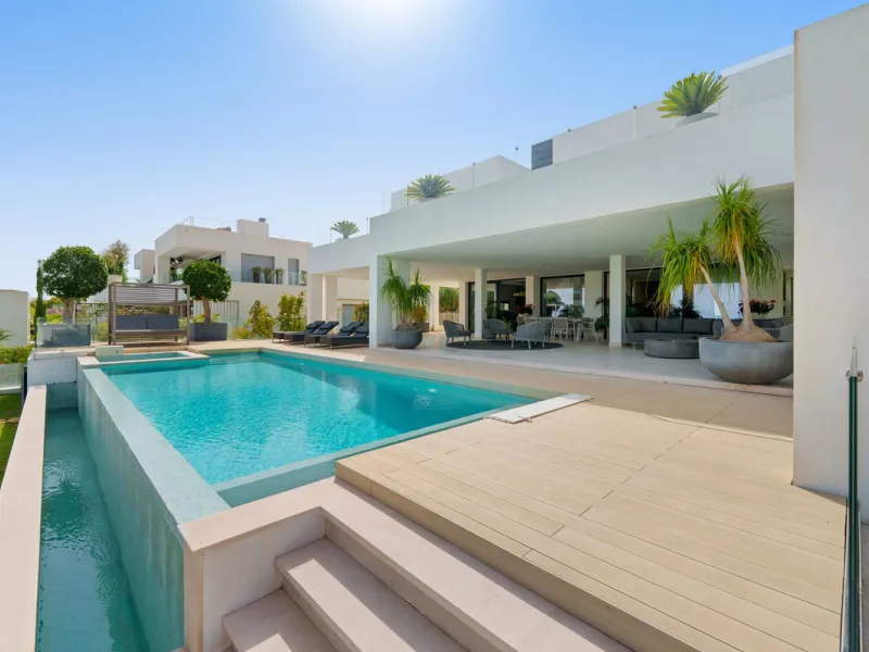 A striking contemporary villa in the heart of Nueva Andalucía, enjoying a privileged frontline golf position. With clean architectural lines, expansive terraces, and floor-to-ceiling windows, this home is designed to maximize natural light and uninterrupt