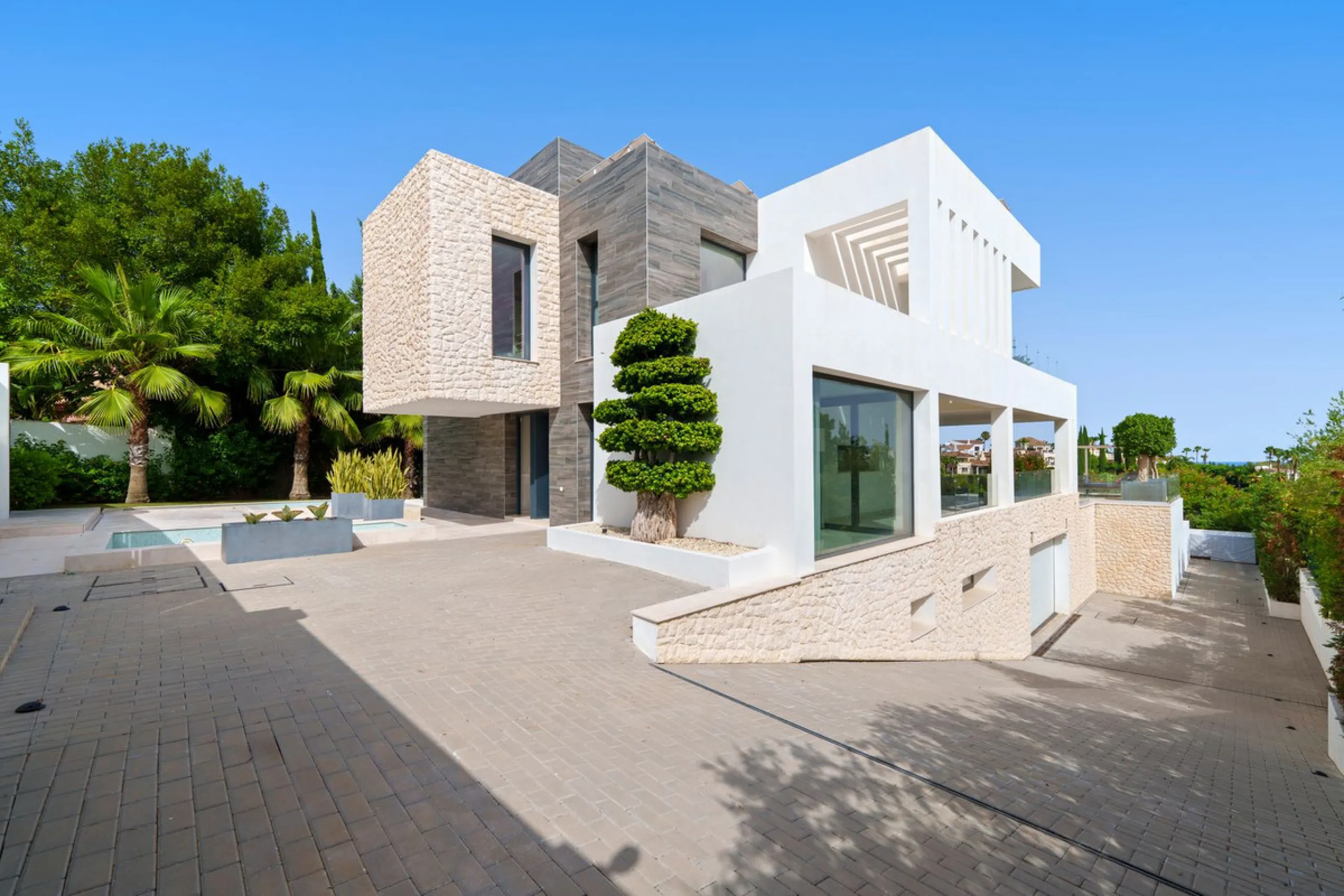 A striking contemporary villa in the heart of Nueva Andalucía, enjoying a privileged frontline golf position. With clean architectural lines, expansive terraces, and floor-to-ceiling windows, this home is designed to maximize natural light and uninterrupt