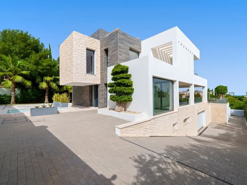 A striking contemporary villa in the heart of Nueva Andalucía, enjoying a privileged frontline golf position. With clean architectural lines, expansive terraces, and floor-to-ceiling windows, this home is designed to maximize natural light and uninterrupt