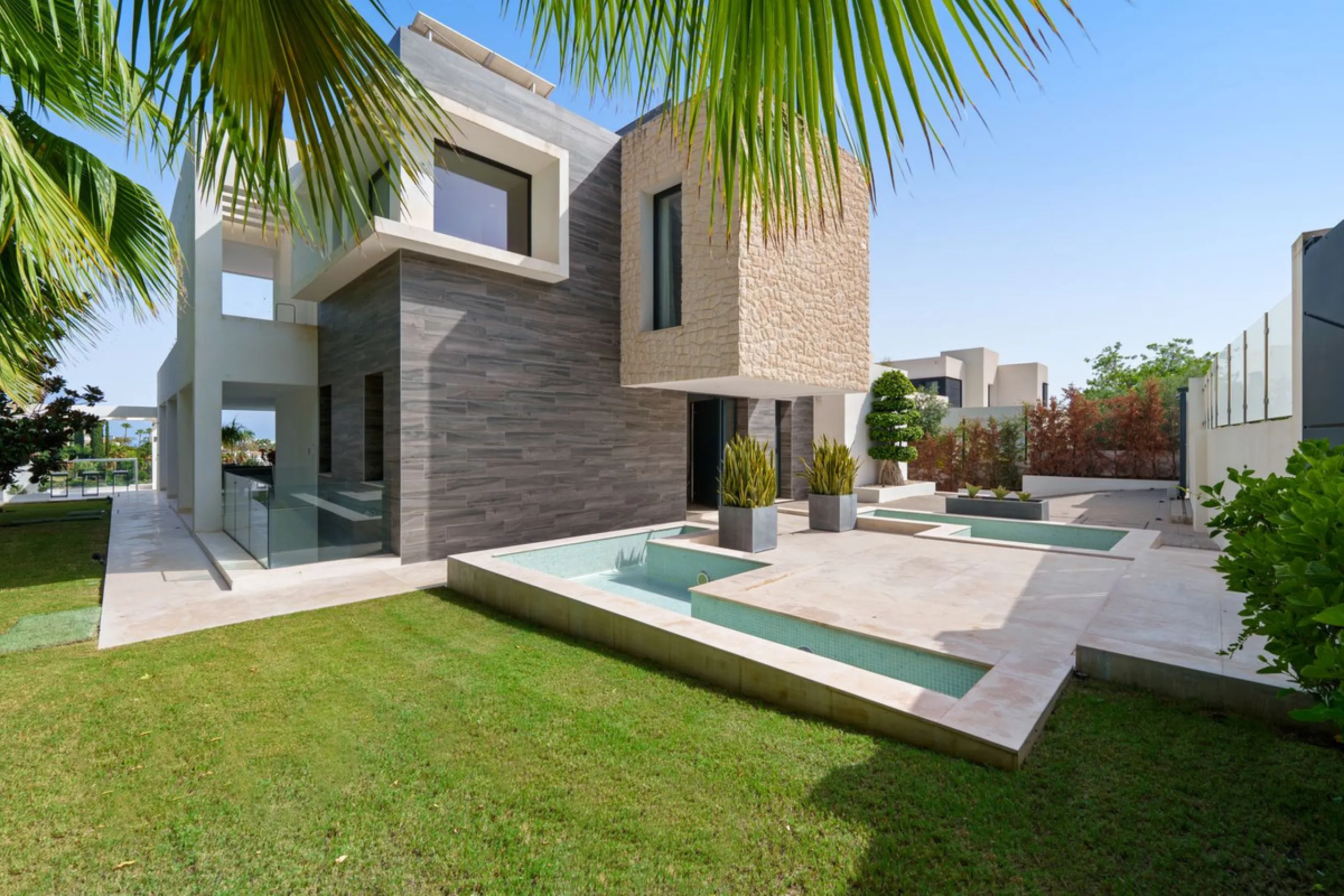 A striking contemporary villa in the heart of Nueva Andalucía, enjoying a privileged frontline golf position. With clean architectural lines, expansive terraces, and floor-to-ceiling windows, this home is designed to maximize natural light and uninterrupt