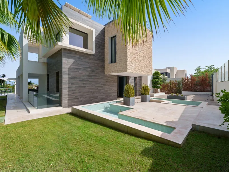 A striking contemporary villa in the heart of Nueva Andalucía, enjoying a privileged frontline golf position. With clean architectural lines, expansive terraces, and floor-to-ceiling windows, this home is designed to maximize natural light and uninterrupt