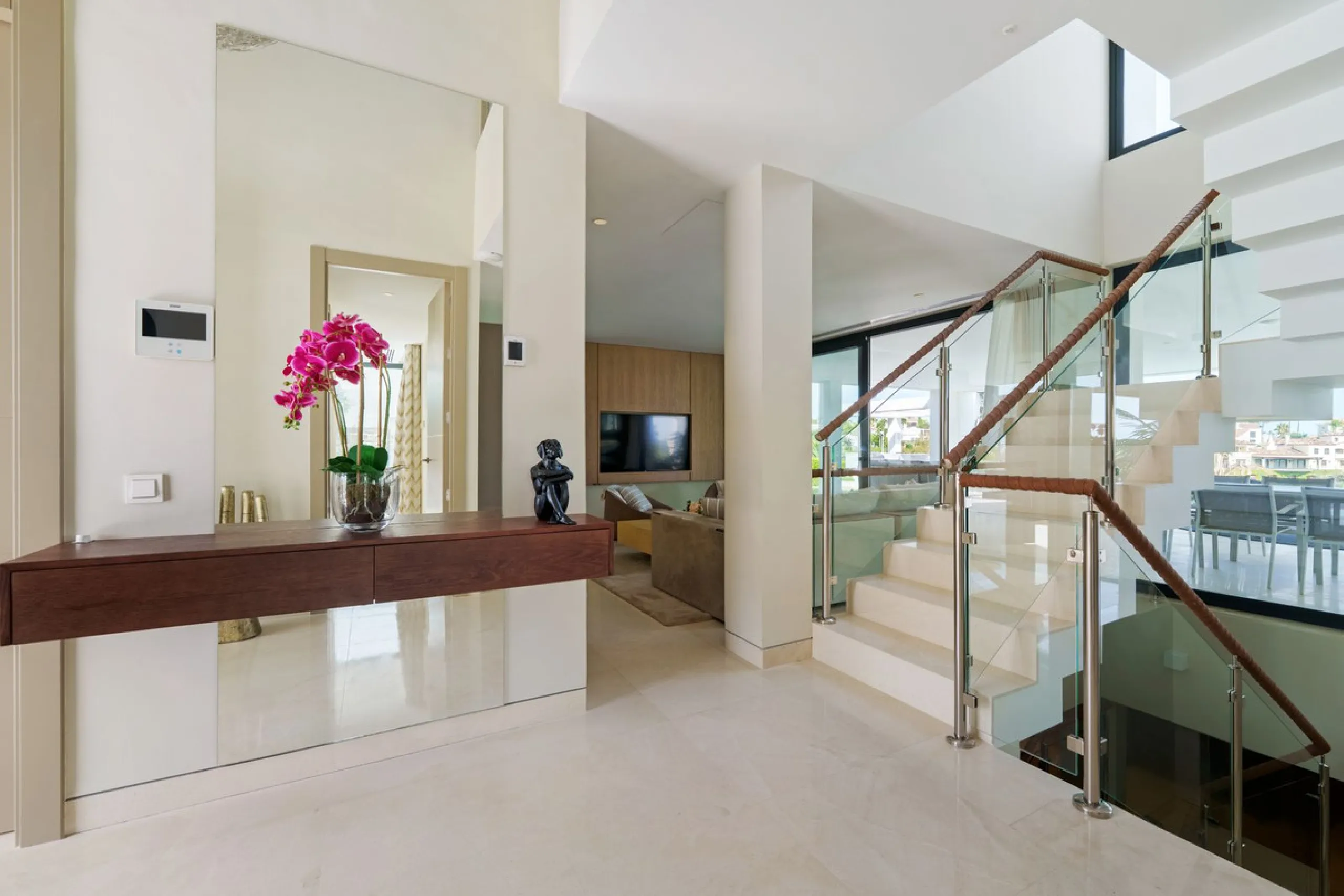 A striking contemporary villa in the heart of Nueva Andalucía, enjoying a privileged frontline golf position. With clean architectural lines, expansive terraces, and floor-to-ceiling windows, this home is designed to maximize natural light and uninterrupt