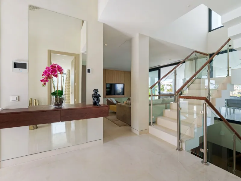 A striking contemporary villa in the heart of Nueva Andalucía, enjoying a privileged frontline golf position. With clean architectural lines, expansive terraces, and floor-to-ceiling windows, this home is designed to maximize natural light and uninterrupt