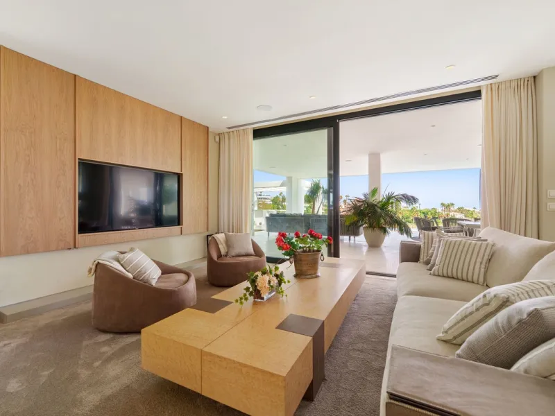 A striking contemporary villa in the heart of Nueva Andalucía, enjoying a privileged frontline golf position. With clean architectural lines, expansive terraces, and floor-to-ceiling windows, this home is designed to maximize natural light and uninterrupt