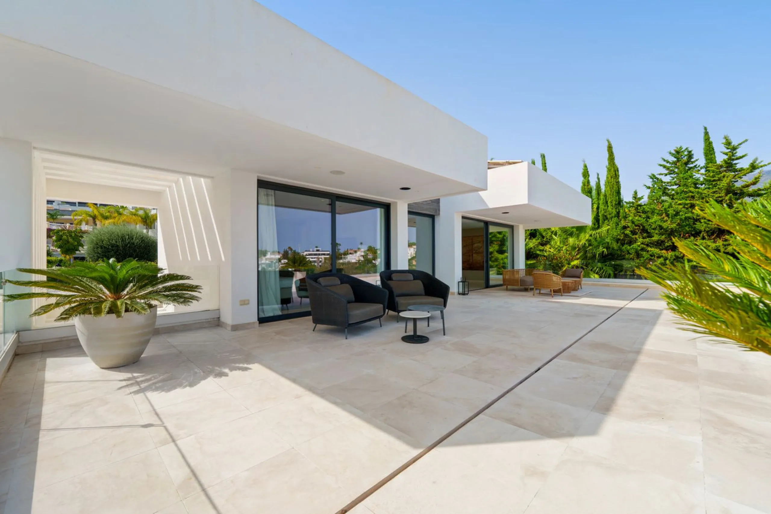 A striking contemporary villa in the heart of Nueva Andalucía, enjoying a privileged frontline golf position. With clean architectural lines, expansive terraces, and floor-to-ceiling windows, this home is designed to maximize natural light and uninterrupt