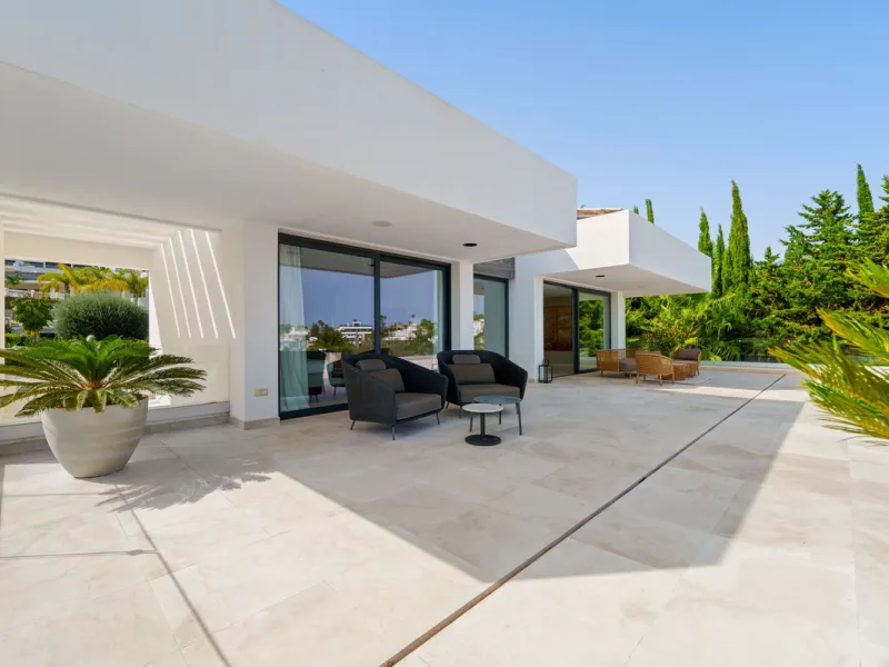 A striking contemporary villa in the heart of Nueva Andalucía, enjoying a privileged frontline golf position. With clean architectural lines, expansive terraces, and floor-to-ceiling windows, this home is designed to maximize natural light and uninterrupt