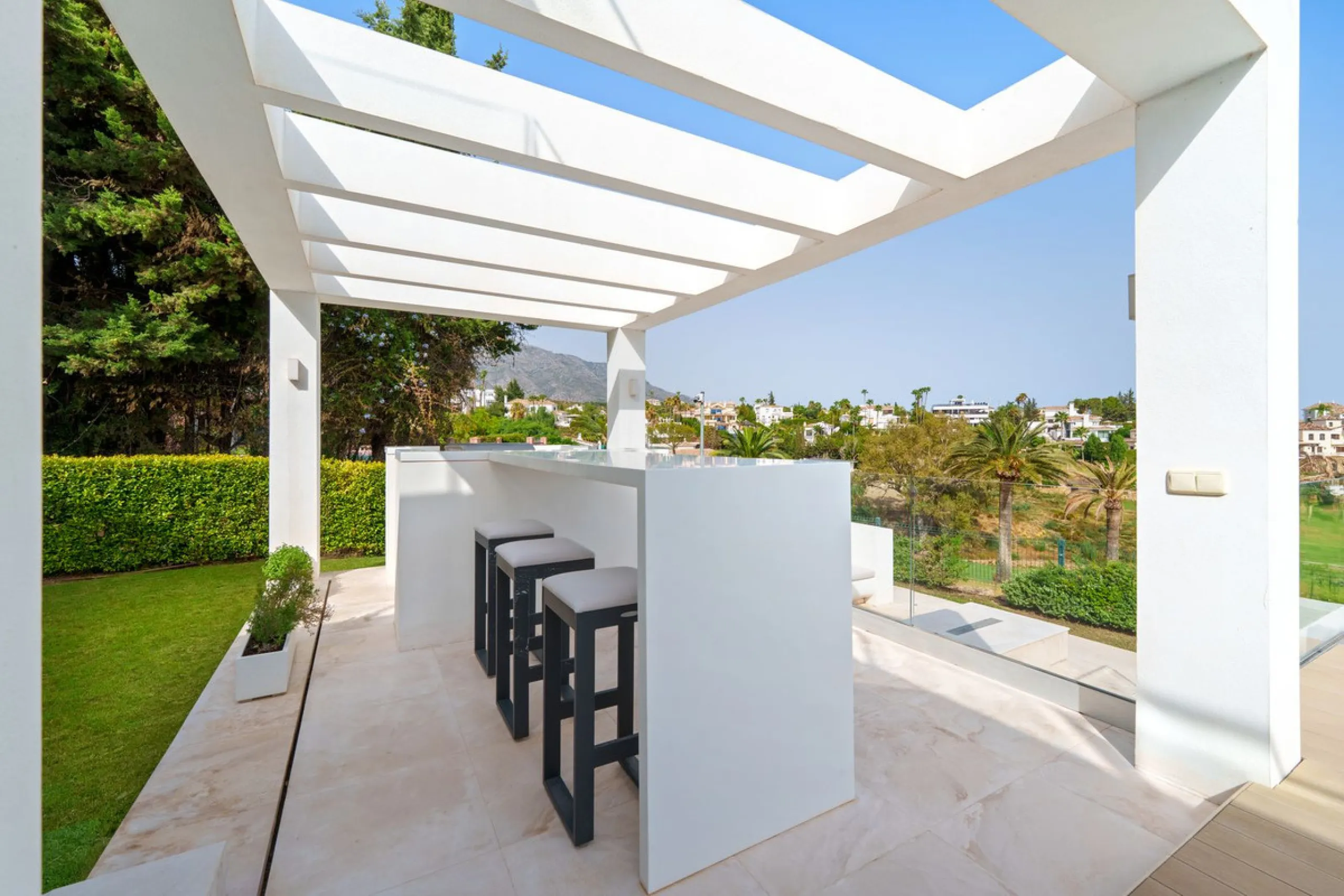 A striking contemporary villa in the heart of Nueva Andalucía, enjoying a privileged frontline golf position. With clean architectural lines, expansive terraces, and floor-to-ceiling windows, this home is designed to maximize natural light and uninterrupt