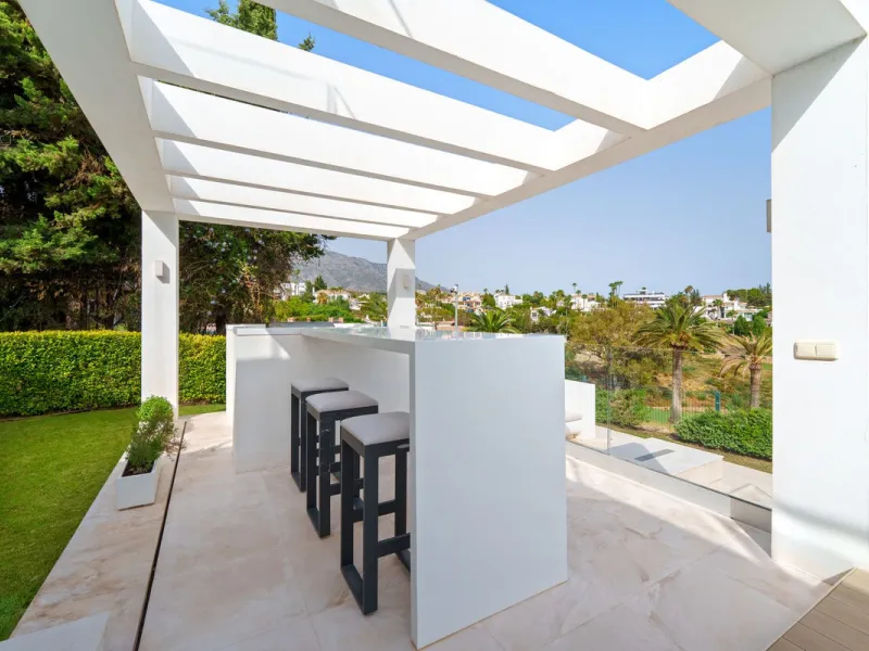 A striking contemporary villa in the heart of Nueva Andalucía, enjoying a privileged frontline golf position. With clean architectural lines, expansive terraces, and floor-to-ceiling windows, this home is designed to maximize natural light and uninterrupt