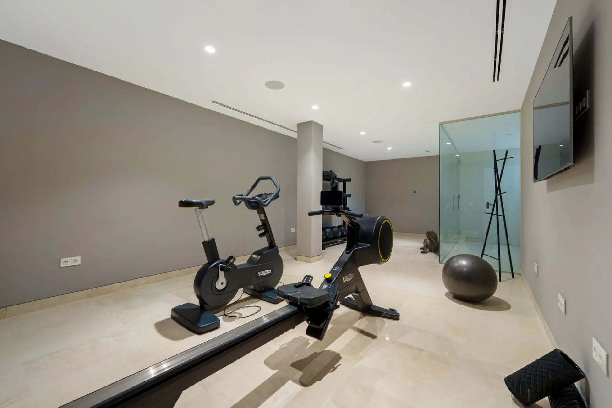 A striking contemporary villa in the heart of Nueva Andalucía, enjoying a privileged frontline golf position. With clean architectural lines, expansive terraces, and floor-to-ceiling windows, this home is designed to maximize natural light and uninterrupt
