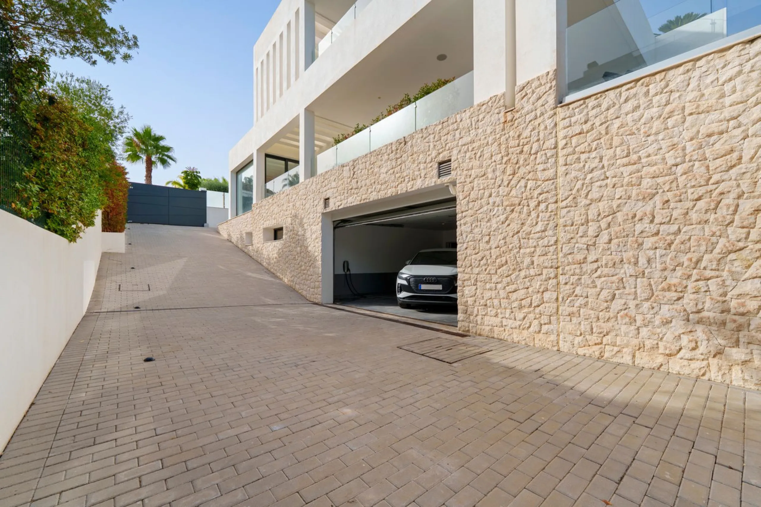 A striking contemporary villa in the heart of Nueva Andalucía, enjoying a privileged frontline golf position. With clean architectural lines, expansive terraces, and floor-to-ceiling windows, this home is designed to maximize natural light and uninterrupt