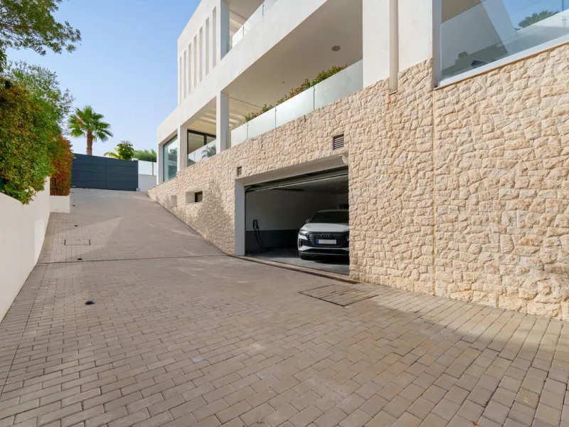 A striking contemporary villa in the heart of Nueva Andalucía, enjoying a privileged frontline golf position. With clean architectural lines, expansive terraces, and floor-to-ceiling windows, this home is designed to maximize natural light and uninterrupt