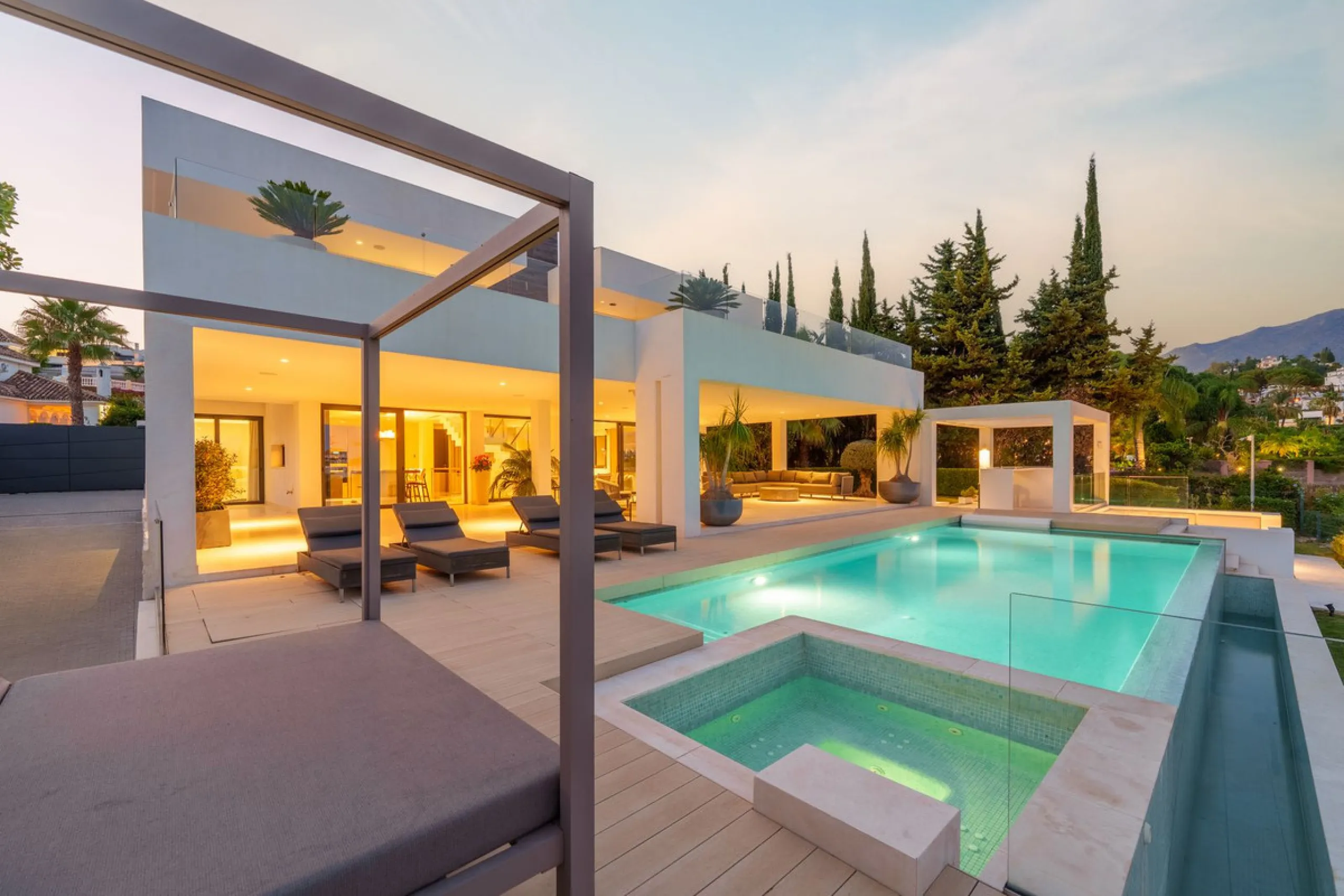 A striking contemporary villa in the heart of Nueva Andalucía, enjoying a privileged frontline golf position. With clean architectural lines, expansive terraces, and floor-to-ceiling windows, this home is designed to maximize natural light and uninterrupt