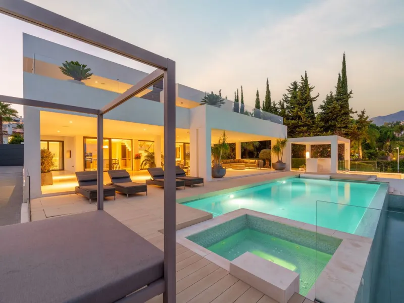 A striking contemporary villa in the heart of Nueva Andalucía, enjoying a privileged frontline golf position. With clean architectural lines, expansive terraces, and floor-to-ceiling windows, this home is designed to maximize natural light and uninterrupt