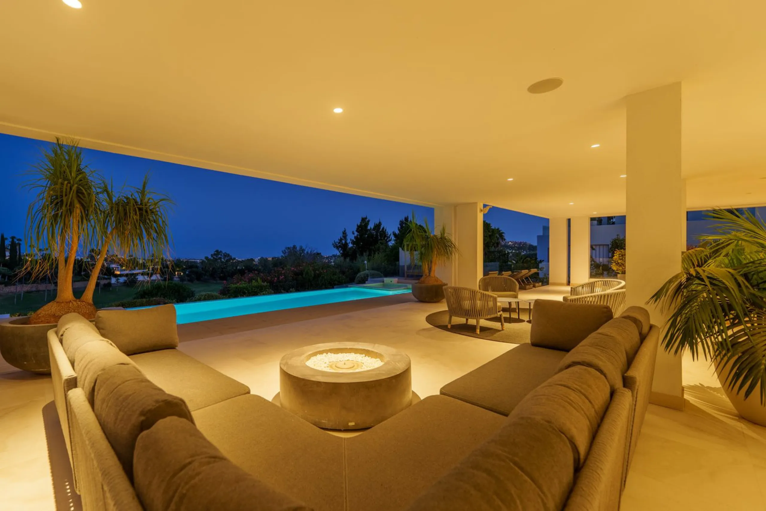 A striking contemporary villa in the heart of Nueva Andalucía, enjoying a privileged frontline golf position. With clean architectural lines, expansive terraces, and floor-to-ceiling windows, this home is designed to maximize natural light and uninterrupt