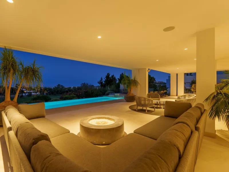 A striking contemporary villa in the heart of Nueva Andalucía, enjoying a privileged frontline golf position. With clean architectural lines, expansive terraces, and floor-to-ceiling windows, this home is designed to maximize natural light and uninterrupt