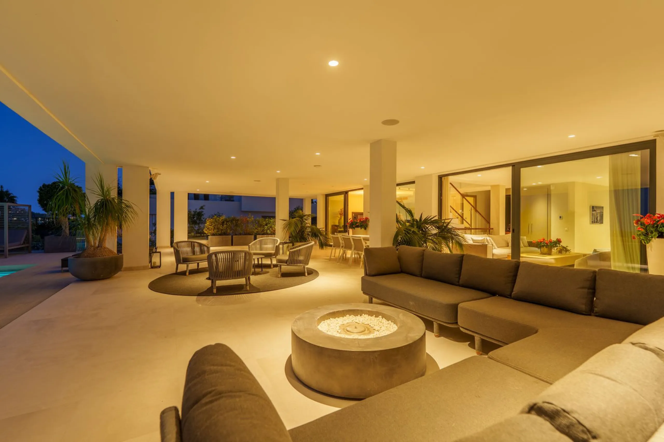 A striking contemporary villa in the heart of Nueva Andalucía, enjoying a privileged frontline golf position. With clean architectural lines, expansive terraces, and floor-to-ceiling windows, this home is designed to maximize natural light and uninterrupt