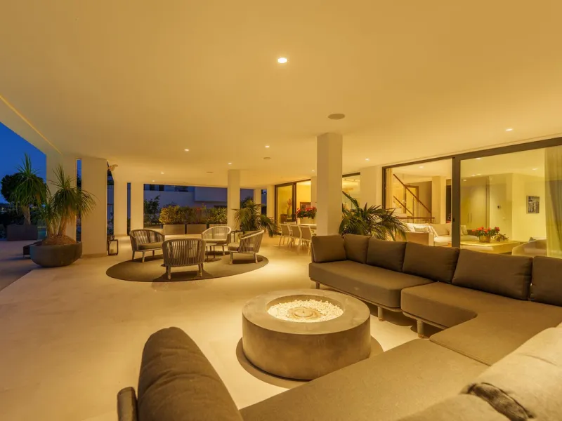 A striking contemporary villa in the heart of Nueva Andalucía, enjoying a privileged frontline golf position. With clean architectural lines, expansive terraces, and floor-to-ceiling windows, this home is designed to maximize natural light and uninterrupt