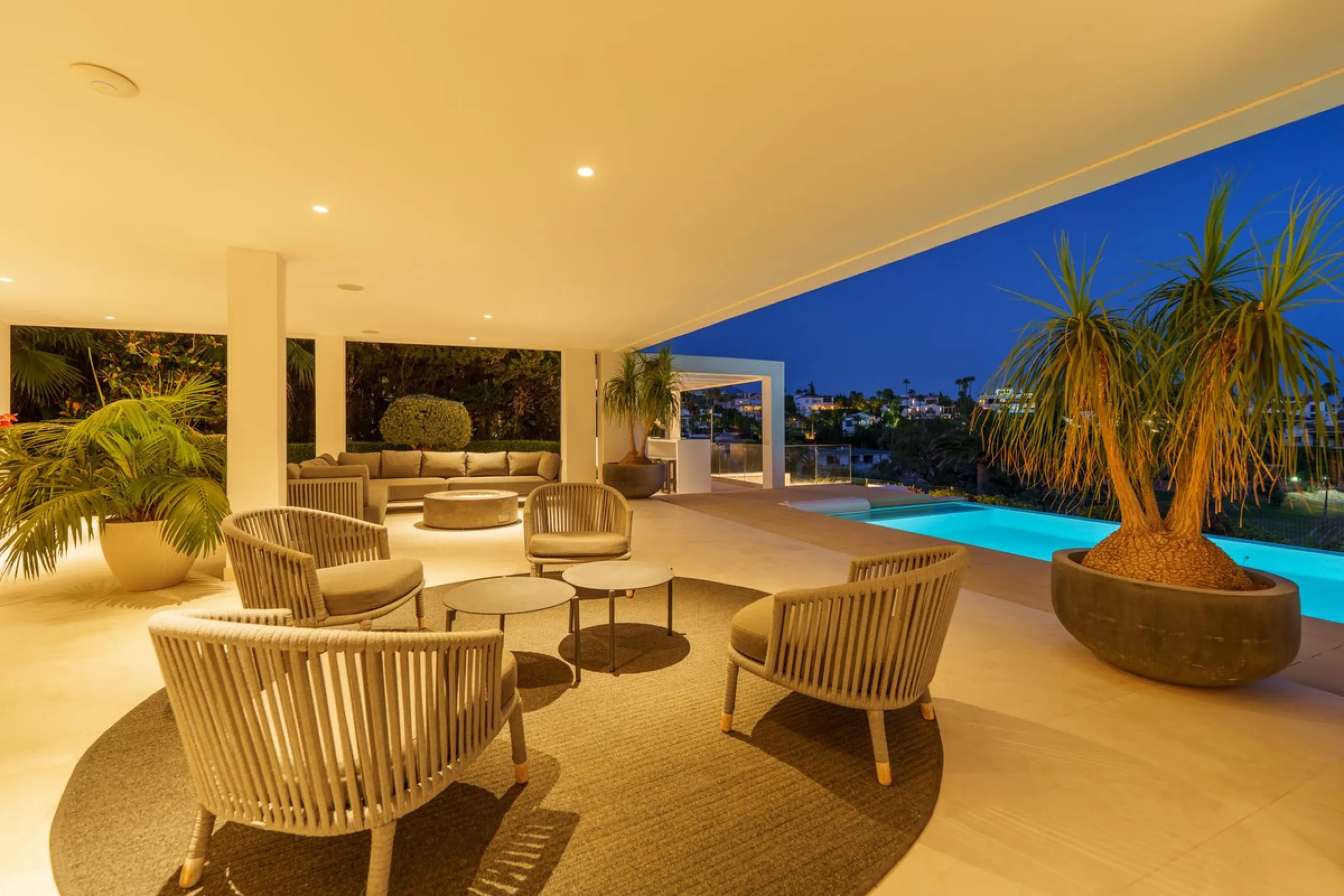 A striking contemporary villa in the heart of Nueva Andalucía, enjoying a privileged frontline golf position. With clean architectural lines, expansive terraces, and floor-to-ceiling windows, this home is designed to maximize natural light and uninterrupt