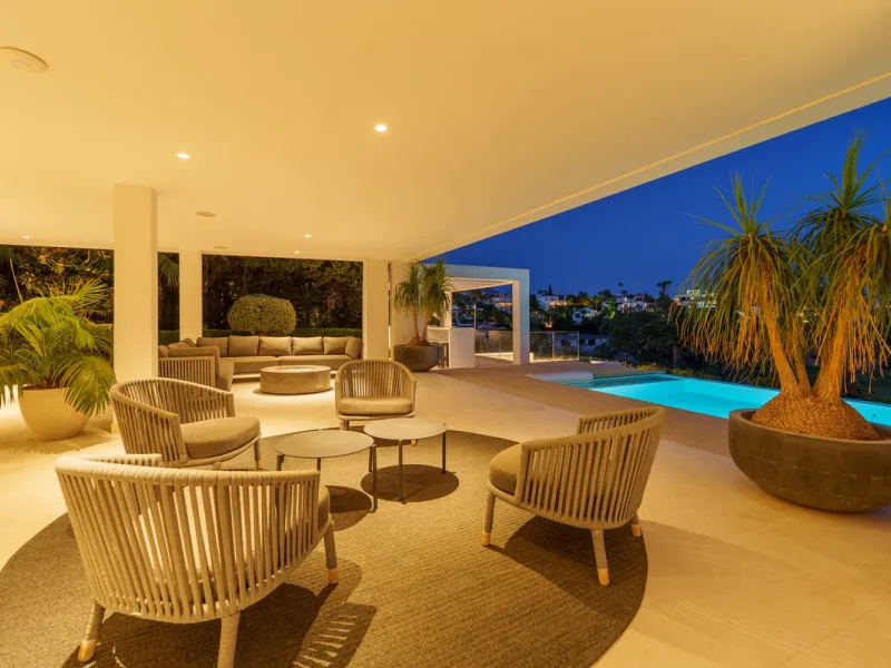 A striking contemporary villa in the heart of Nueva Andalucía, enjoying a privileged frontline golf position. With clean architectural lines, expansive terraces, and floor-to-ceiling windows, this home is designed to maximize natural light and uninterrupt