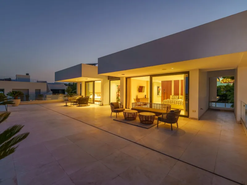 A striking contemporary villa in the heart of Nueva Andalucía, enjoying a privileged frontline golf position. With clean architectural lines, expansive terraces, and floor-to-ceiling windows, this home is designed to maximize natural light and uninterrupt