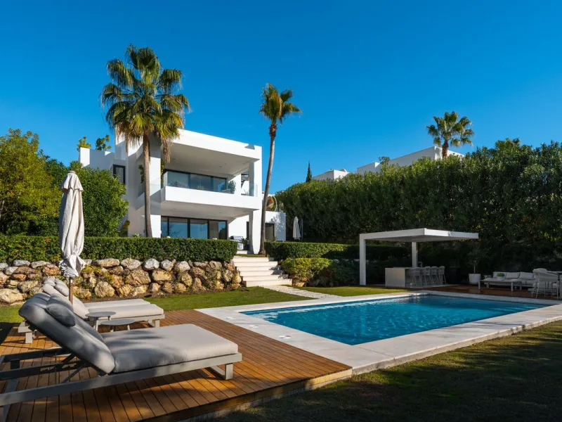 Set within a prestigious, fully gated community with 24/7 security, this exceptional contemporary villa sits on the largest plot in the development, offering privacy, space and a prime location. Positioned on a generous 1,351 m² plot, the property provide