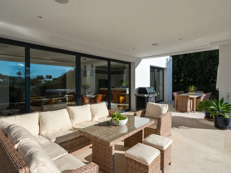 Set within a prestigious, fully gated community with 24/7 security, this exceptional contemporary villa sits on the largest plot in the development, offering privacy, space and a prime location. Positioned on a generous 1,351 m² plot, the property provide