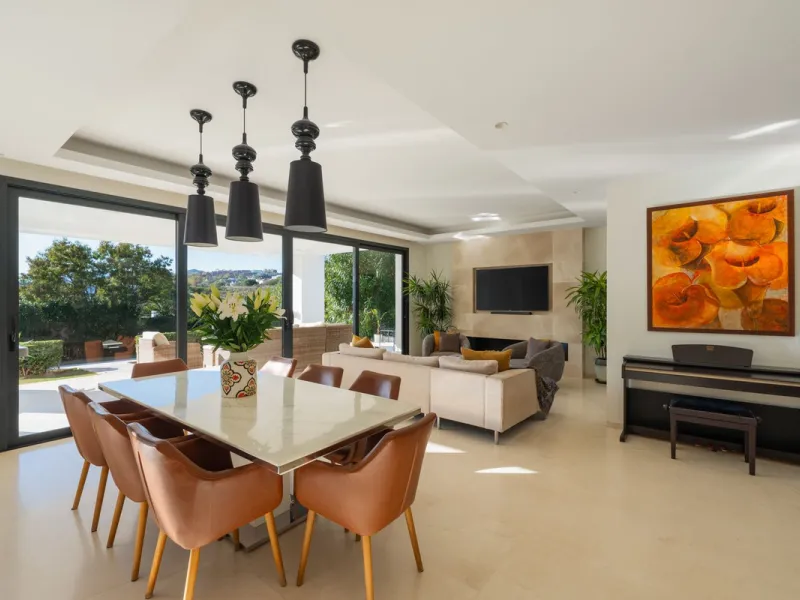 Set within a prestigious, fully gated community with 24/7 security, this exceptional contemporary villa sits on the largest plot in the development, offering privacy, space and a prime location. Positioned on a generous 1,351 m² plot, the property provide