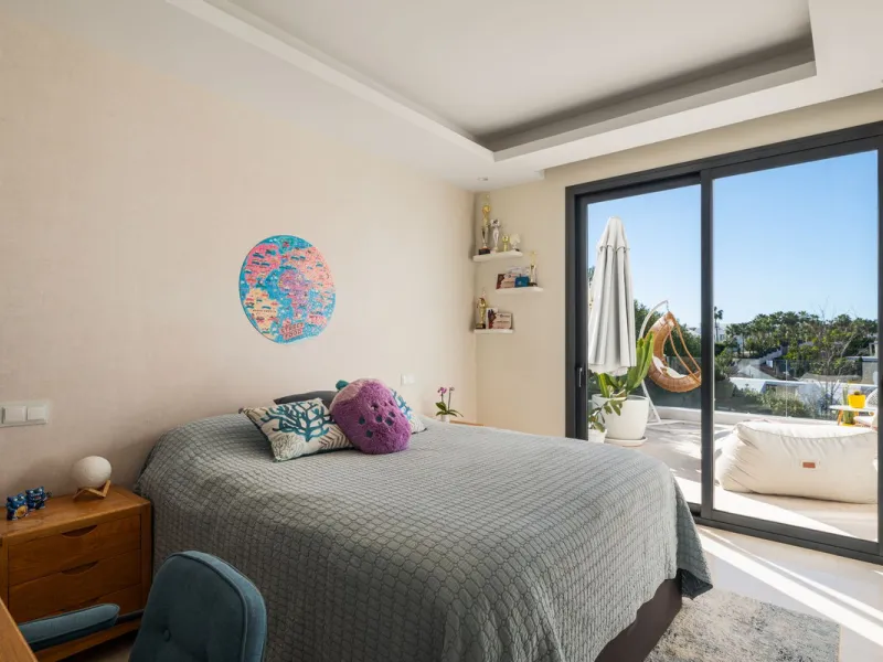 Set within a prestigious, fully gated community with 24/7 security, this exceptional contemporary villa sits on the largest plot in the development, offering privacy, space and a prime location. Positioned on a generous 1,351 m² plot, the property provide