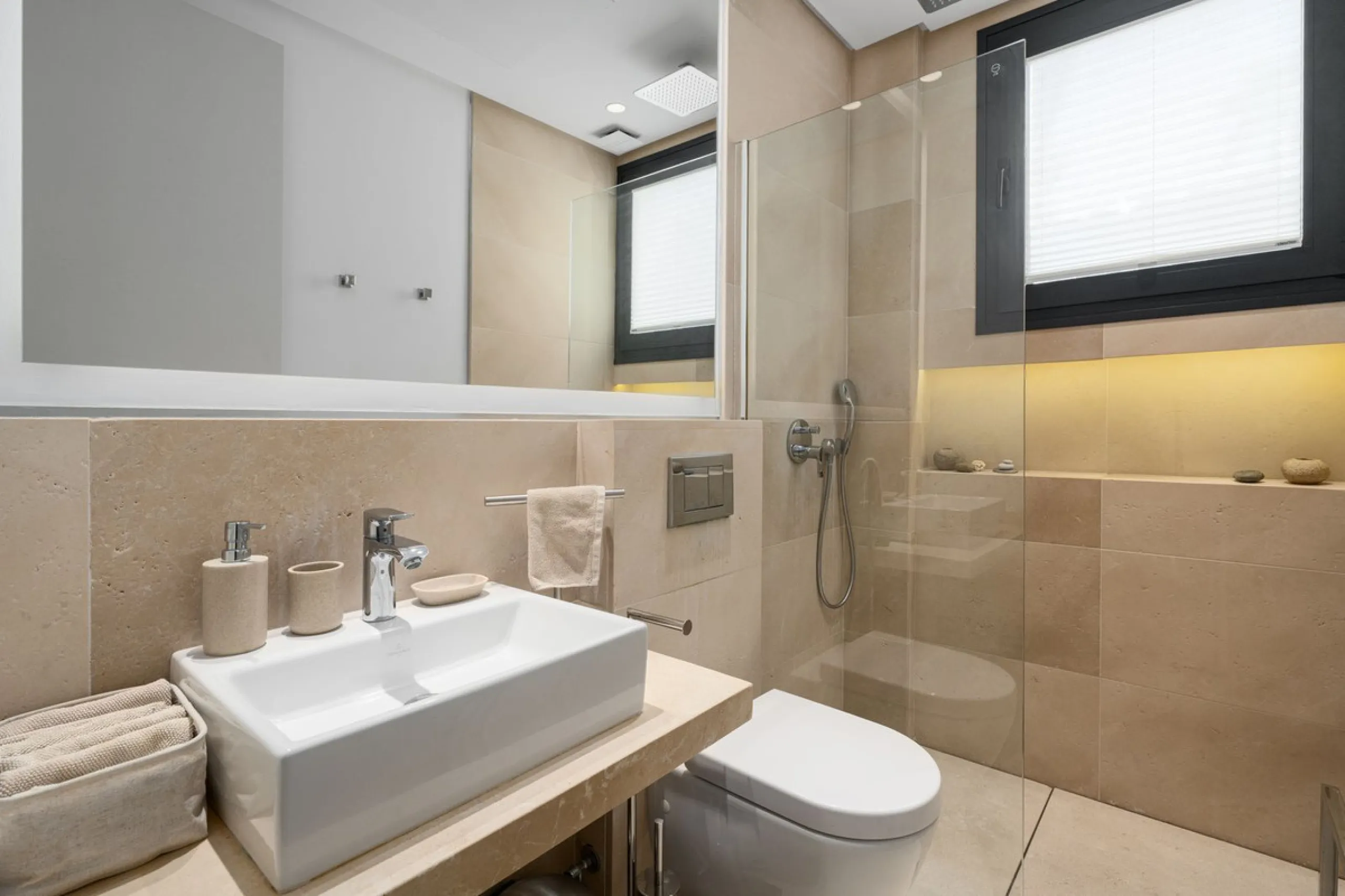 Set within a prestigious, fully gated community with 24/7 security, this exceptional contemporary villa sits on the largest plot in the development, offering privacy, space and a prime location. Positioned on a generous 1,351 m² plot, the property provide