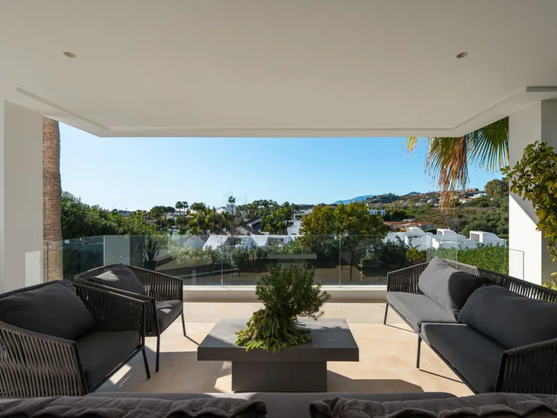 Set within a prestigious, fully gated community with 24/7 security, this exceptional contemporary villa sits on the largest plot in the development, offering privacy, space and a prime location. Positioned on a generous 1,351 m² plot, the property provide