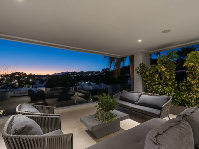 Set within a prestigious, fully gated community with 24/7 security, this exceptional contemporary villa sits on the largest plot in the development, offering privacy, space and a prime location. Positioned on a generous 1,351 m² plot, the property provide