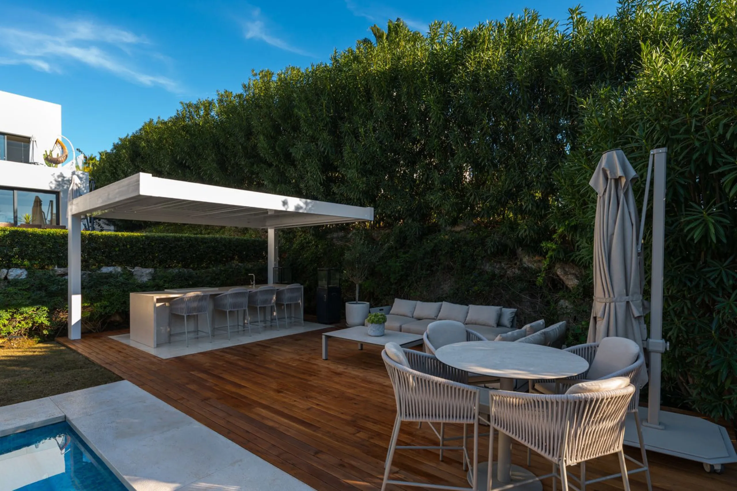 Set within a prestigious, fully gated community with 24/7 security, this exceptional contemporary villa sits on the largest plot in the development, offering privacy, space and a prime location. Positioned on a generous 1,351 m² plot, the property provide
