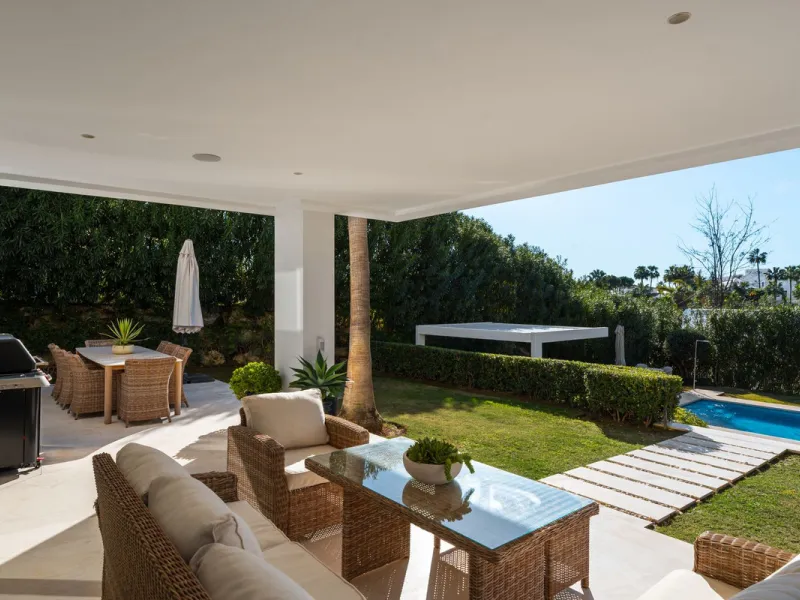 Set within a prestigious, fully gated community with 24/7 security, this exceptional contemporary villa sits on the largest plot in the development, offering privacy, space and a prime location. Positioned on a generous 1,351 m² plot, the property provide