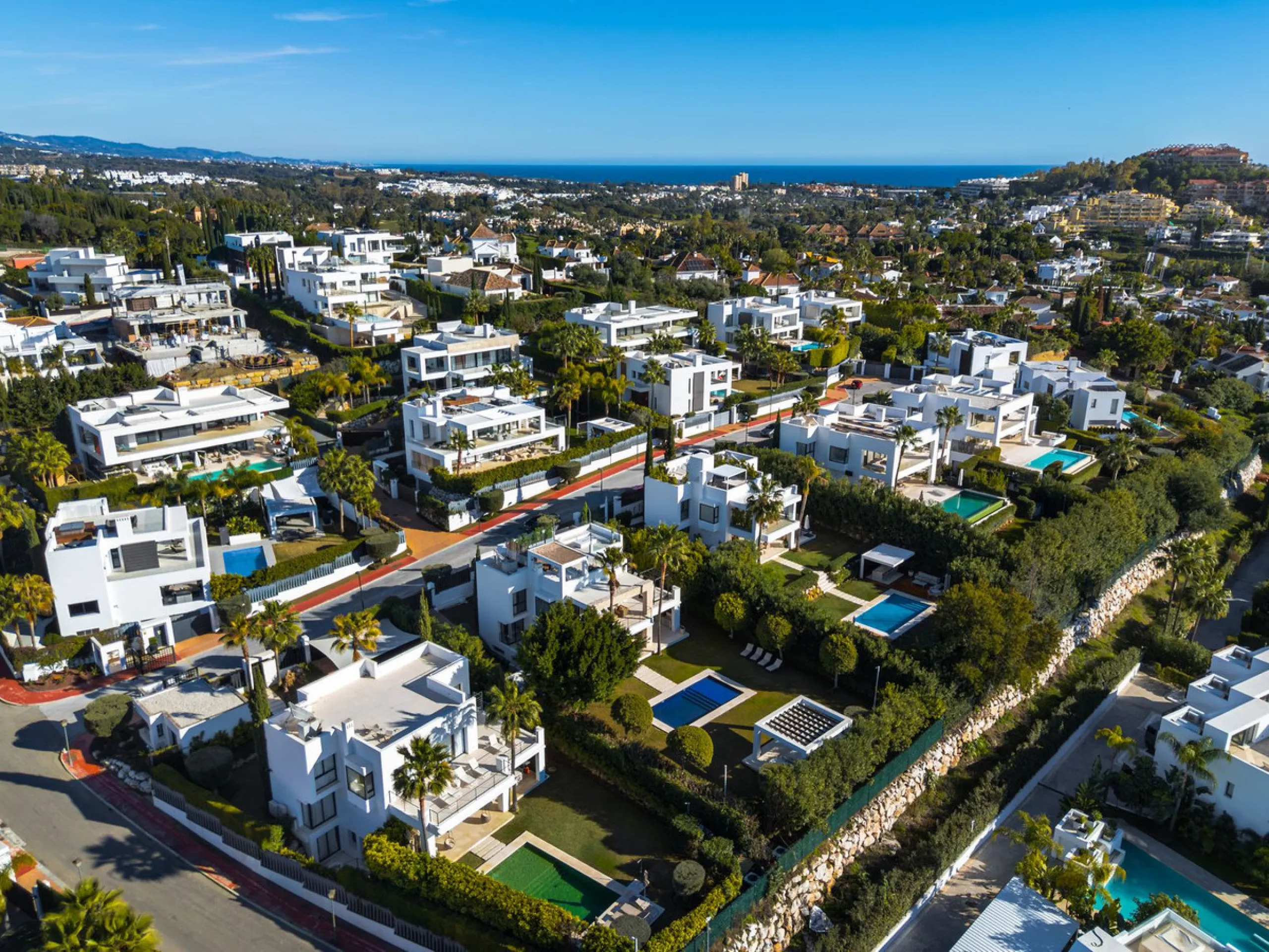 Set within a prestigious, fully gated community with 24/7 security, this exceptional contemporary villa sits on the largest plot in the development, offering privacy, space and a prime location. Positioned on a generous 1,351 m² plot, the property provide