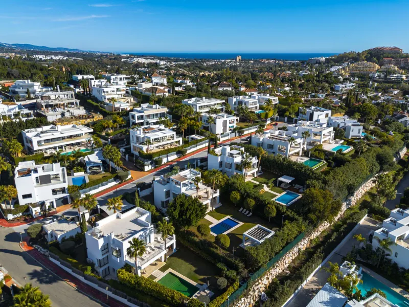 Set within a prestigious, fully gated community with 24/7 security, this exceptional contemporary villa sits on the largest plot in the development, offering privacy, space and a prime location. Positioned on a generous 1,351 m² plot, the property provide