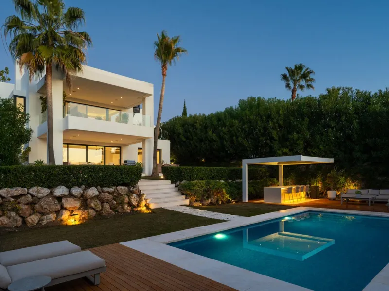 Set within a prestigious, fully gated community with 24/7 security, this exceptional contemporary villa sits on the largest plot in the development, offering privacy, space and a prime location. Positioned on a generous 1,351 m² plot, the property provide