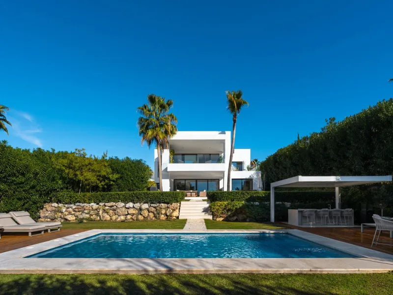 Set within a prestigious, fully gated community with 24/7 security, this exceptional contemporary villa sits on the largest plot in the development, offering privacy, space and a prime location. Positioned on a generous 1,351 m² plot, the property provide