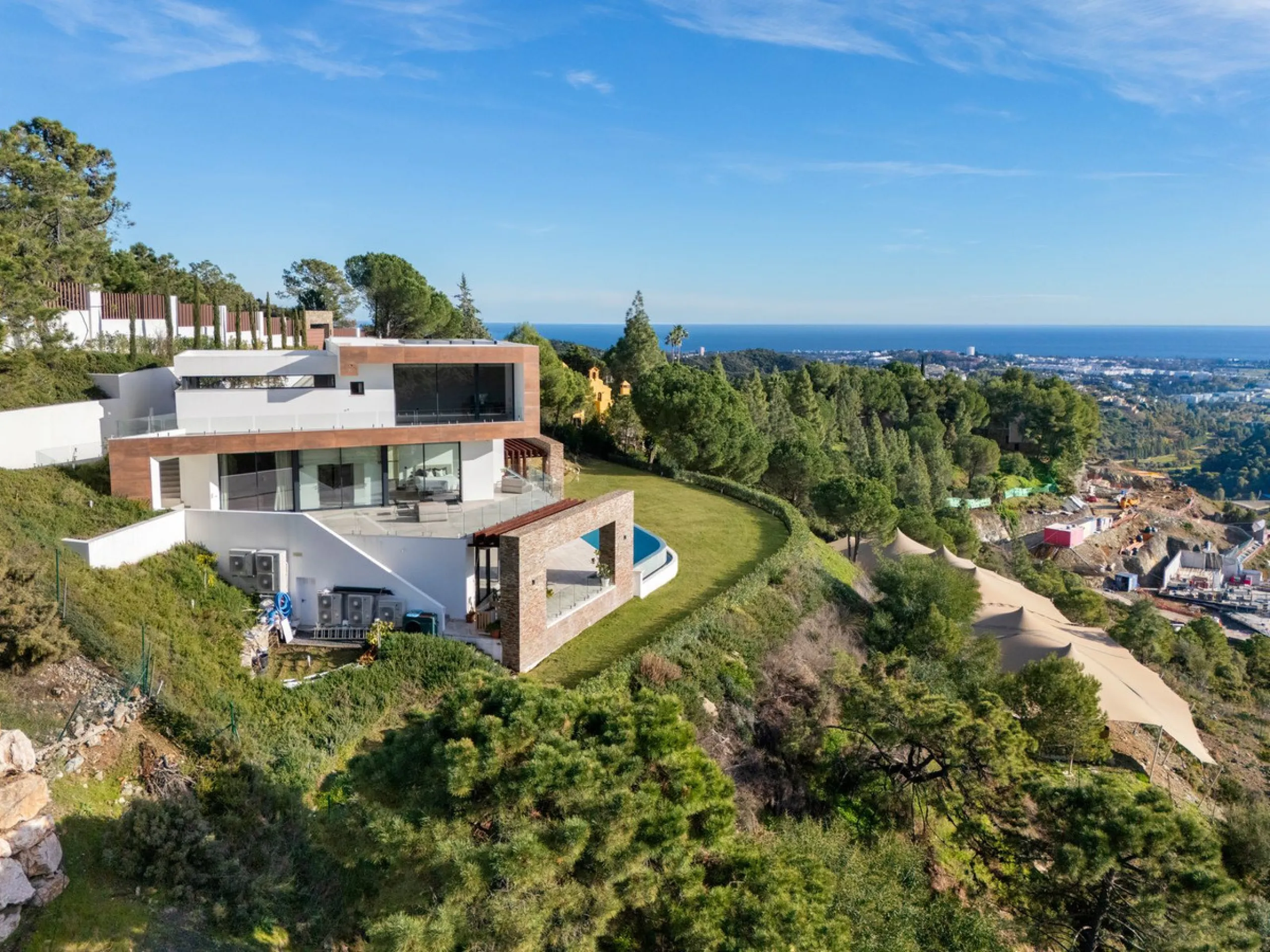 A five-bedroom villa in the urbanisation, Benahavís, offering five bathrooms plus a guest cloakroom, with a first floor dedicated to the master suite with dressing room and library alongside a guest ensuite, a ground floor arranged around formal and infor