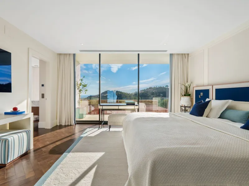 A five-bedroom villa in the urbanisation, Benahavís, offering five bathrooms plus a guest cloakroom, with a first floor dedicated to the master suite with dressing room and library alongside a guest ensuite, a ground floor arranged around formal and infor