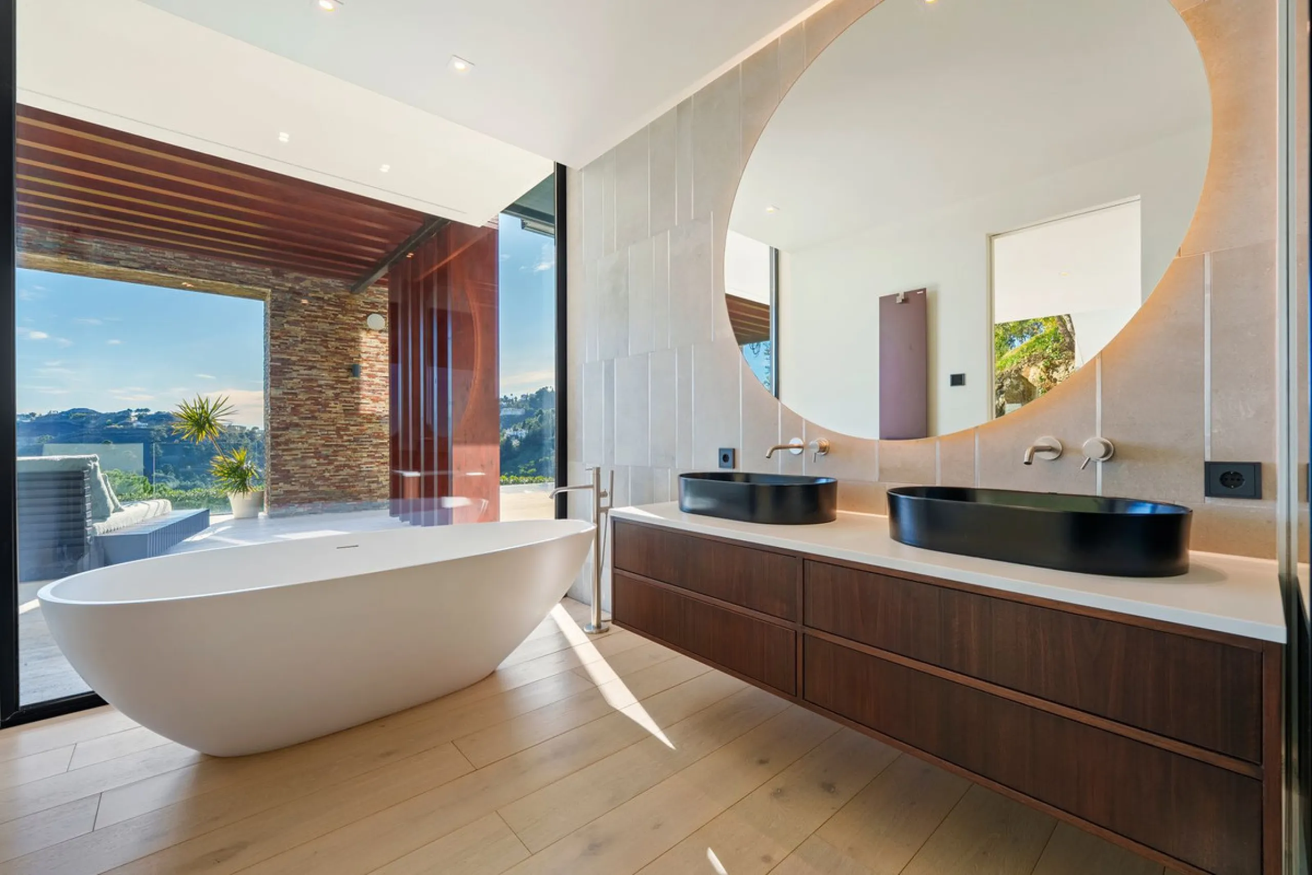 A five-bedroom villa in the urbanisation, Benahavís, offering five bathrooms plus a guest cloakroom, with a first floor dedicated to the master suite with dressing room and library alongside a guest ensuite, a ground floor arranged around formal and infor