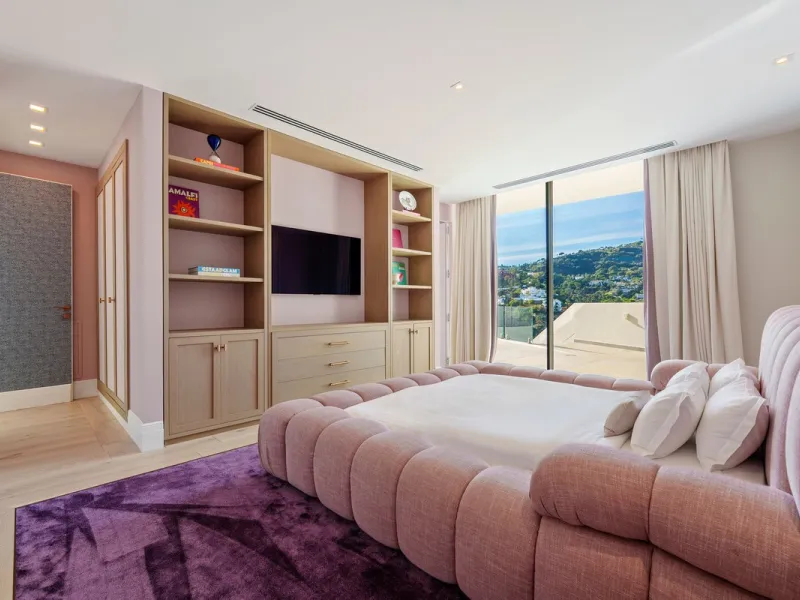 A five-bedroom villa in the urbanisation, Benahavís, offering five bathrooms plus a guest cloakroom, with a first floor dedicated to the master suite with dressing room and library alongside a guest ensuite, a ground floor arranged around formal and infor